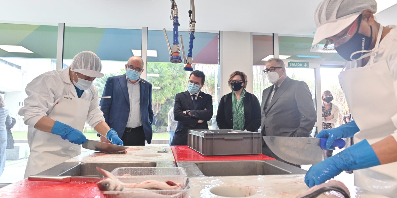 El conseller d’Educació, Josep Bargalló; el vicepresident de la Generalitat, Pere Aragonès; la presidenta de Mercabarna, Montserrat Ballarín i el director general de Mercabarna, Jordi Valls a l’Aula del Fresc on es realitzaran les classes de pràctiques