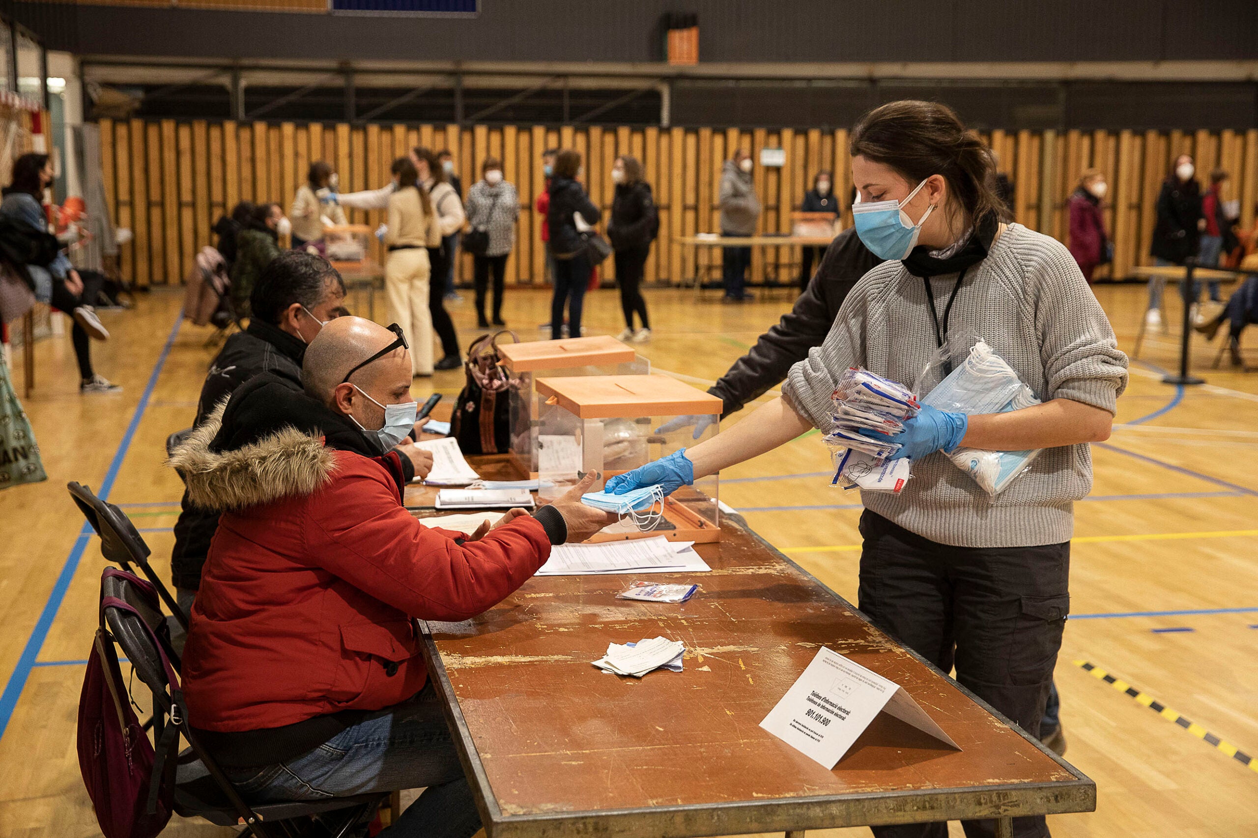 Constitució de meses del 14F al Pavelló Valldaura / Jordi Play