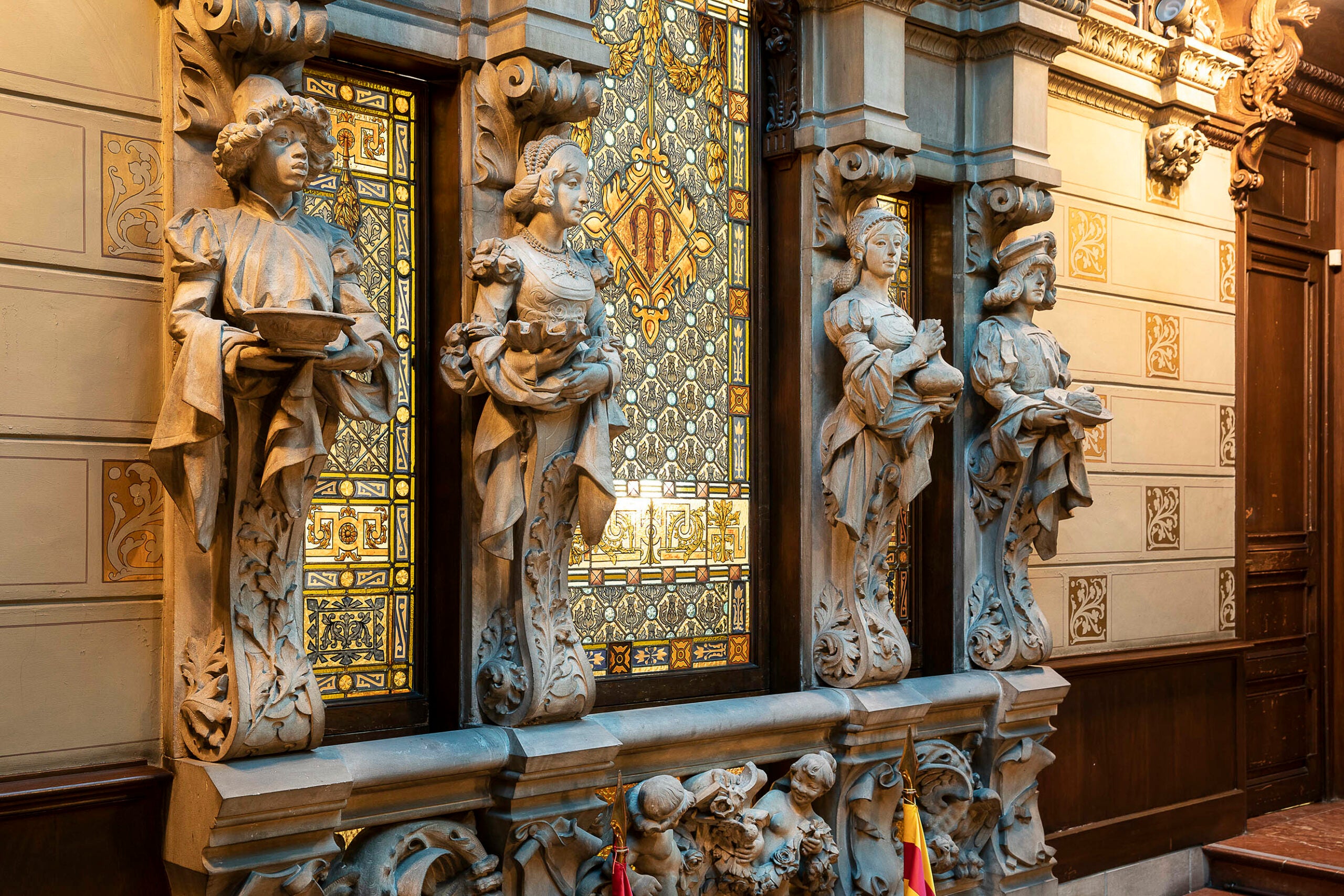 Conjunt escultòric i finestra de vitrall al Palau Montaner / Jordi Play