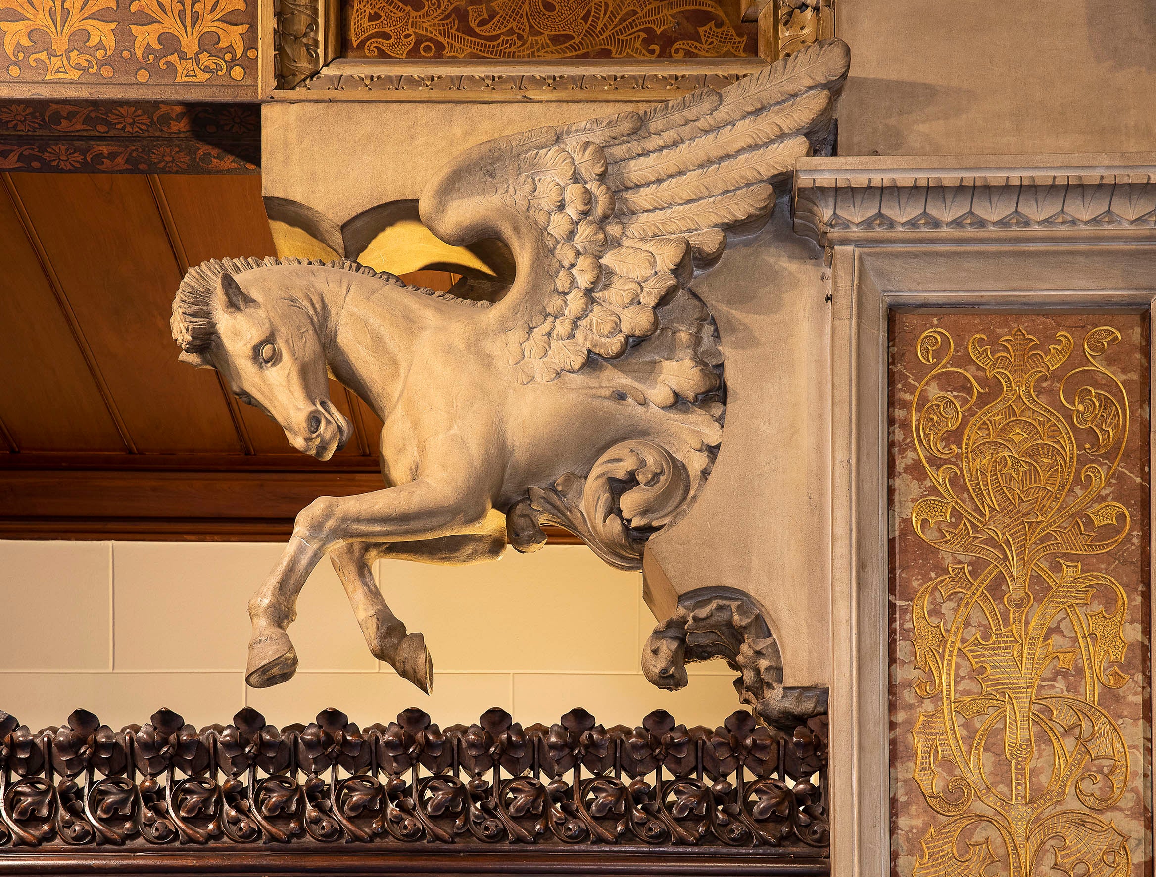 Detall d'un pegàs esculpit a l'interior del Palau Montaner / Jordi Play