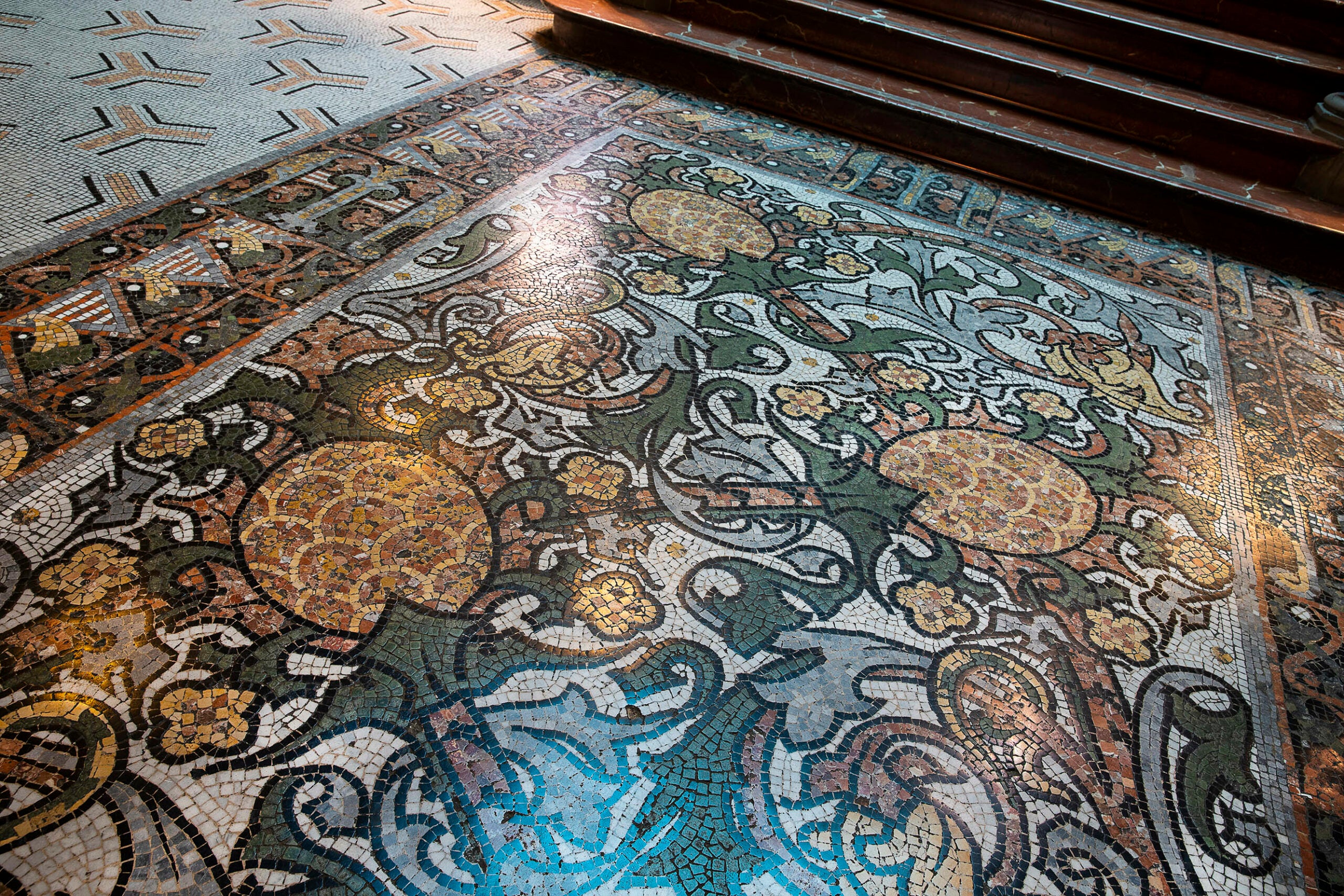 Mosaic modernista en un paviment del Palau Montaner / Jordi Play