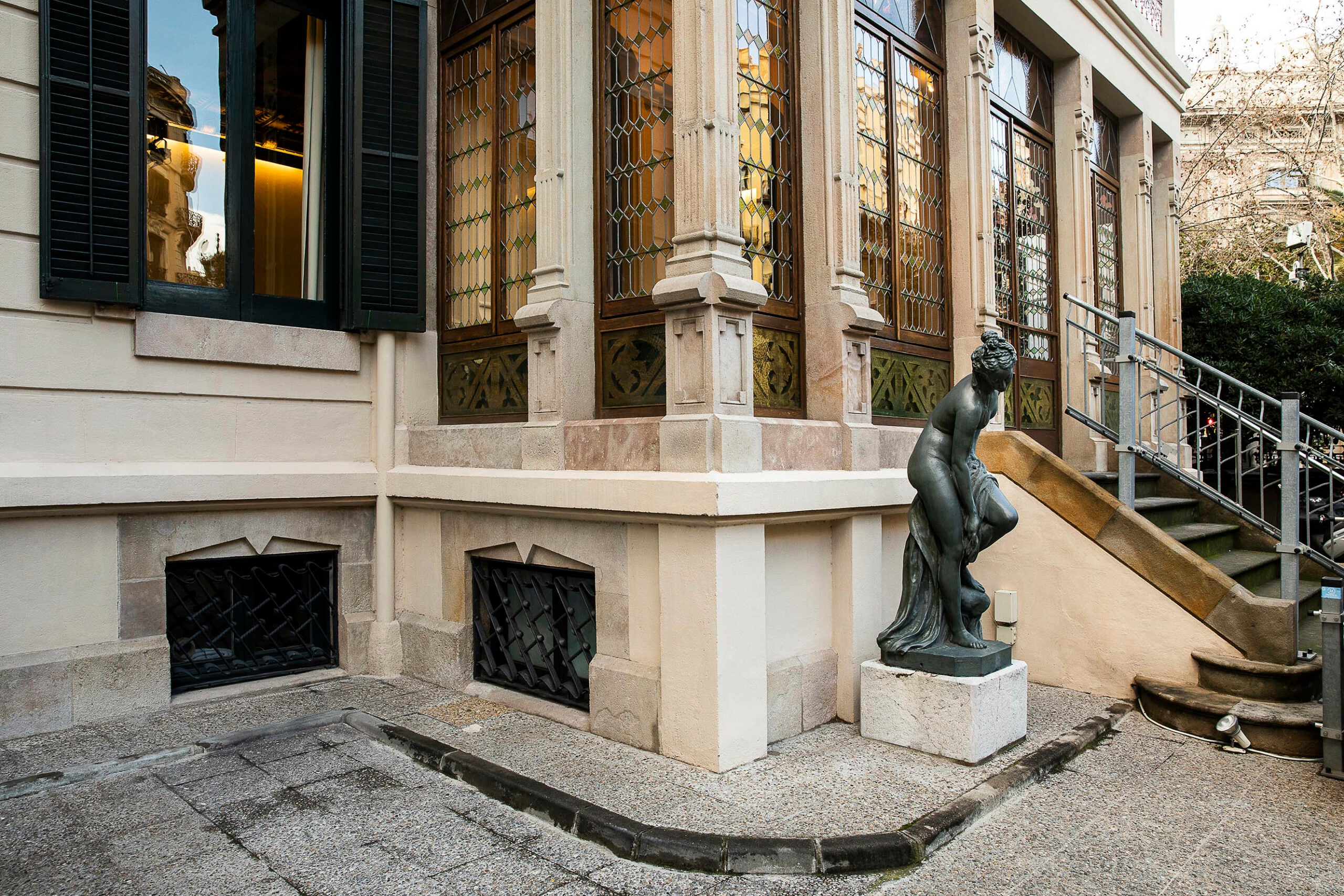 Galeria amb vitralls i escultura al Palau Montaner / Jordi Play