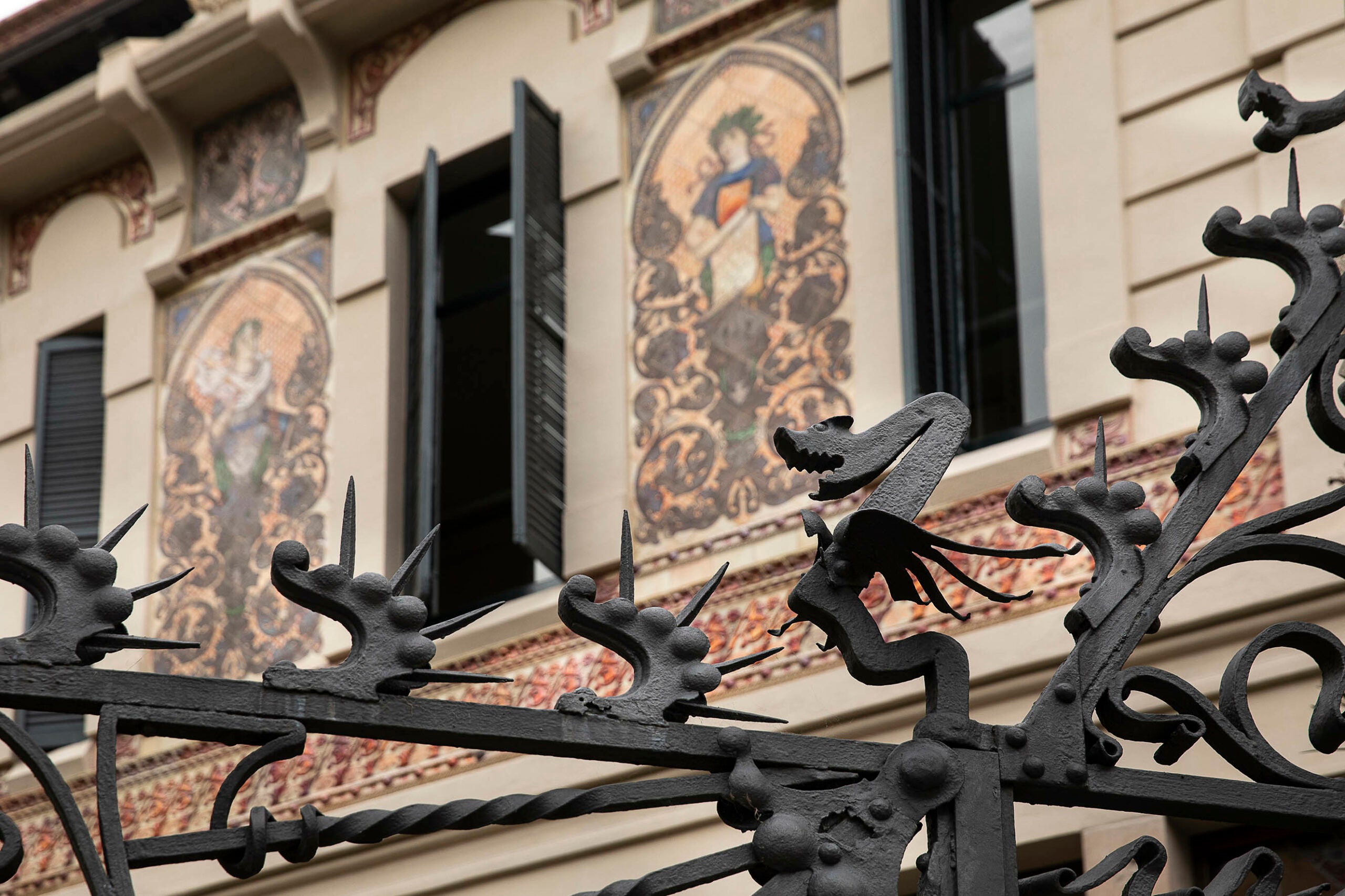 Reixa modernista a l'exterior del Palau Montaner / Jordi Play