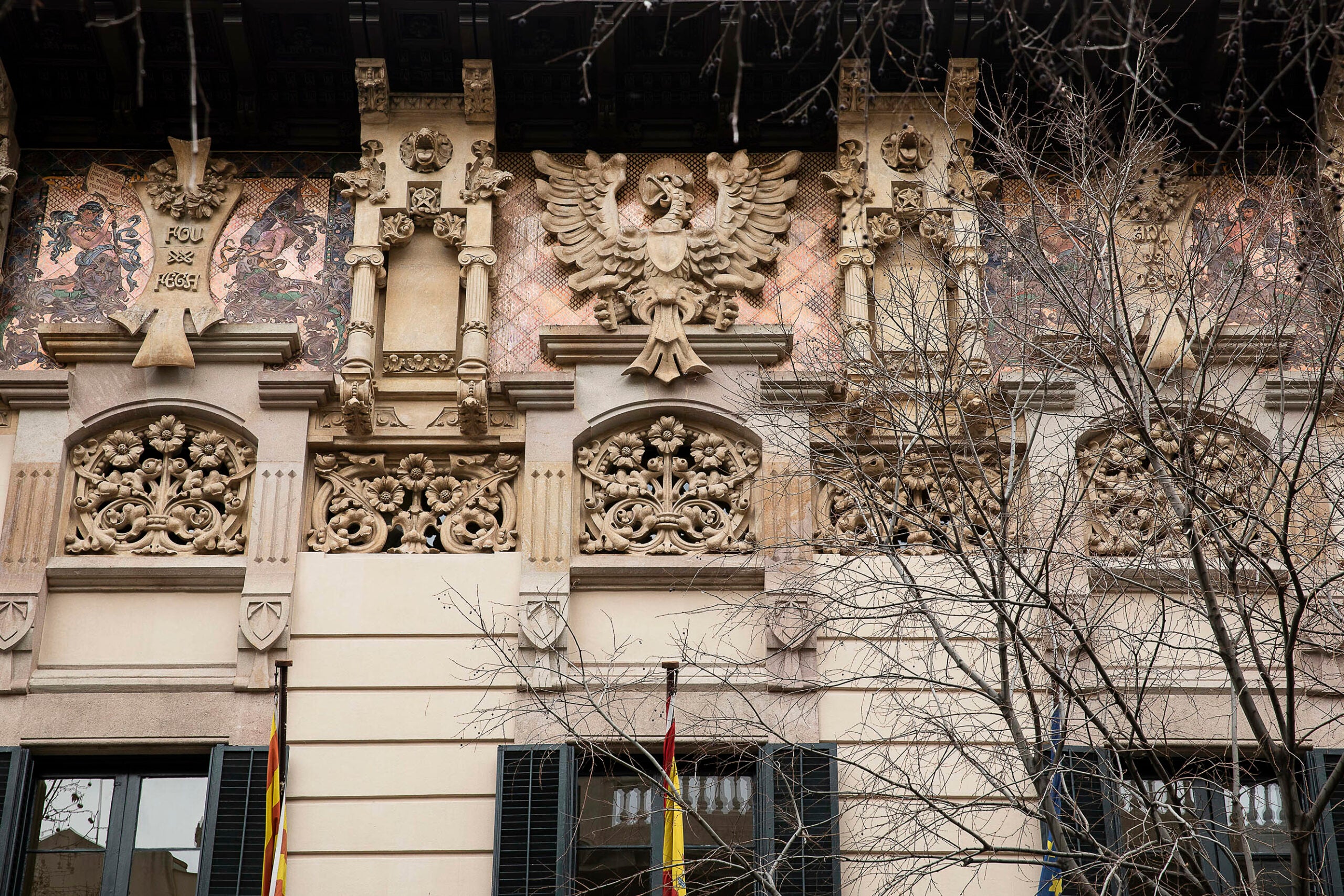 Detall de la façana del Palau Montaner / Jordi Play