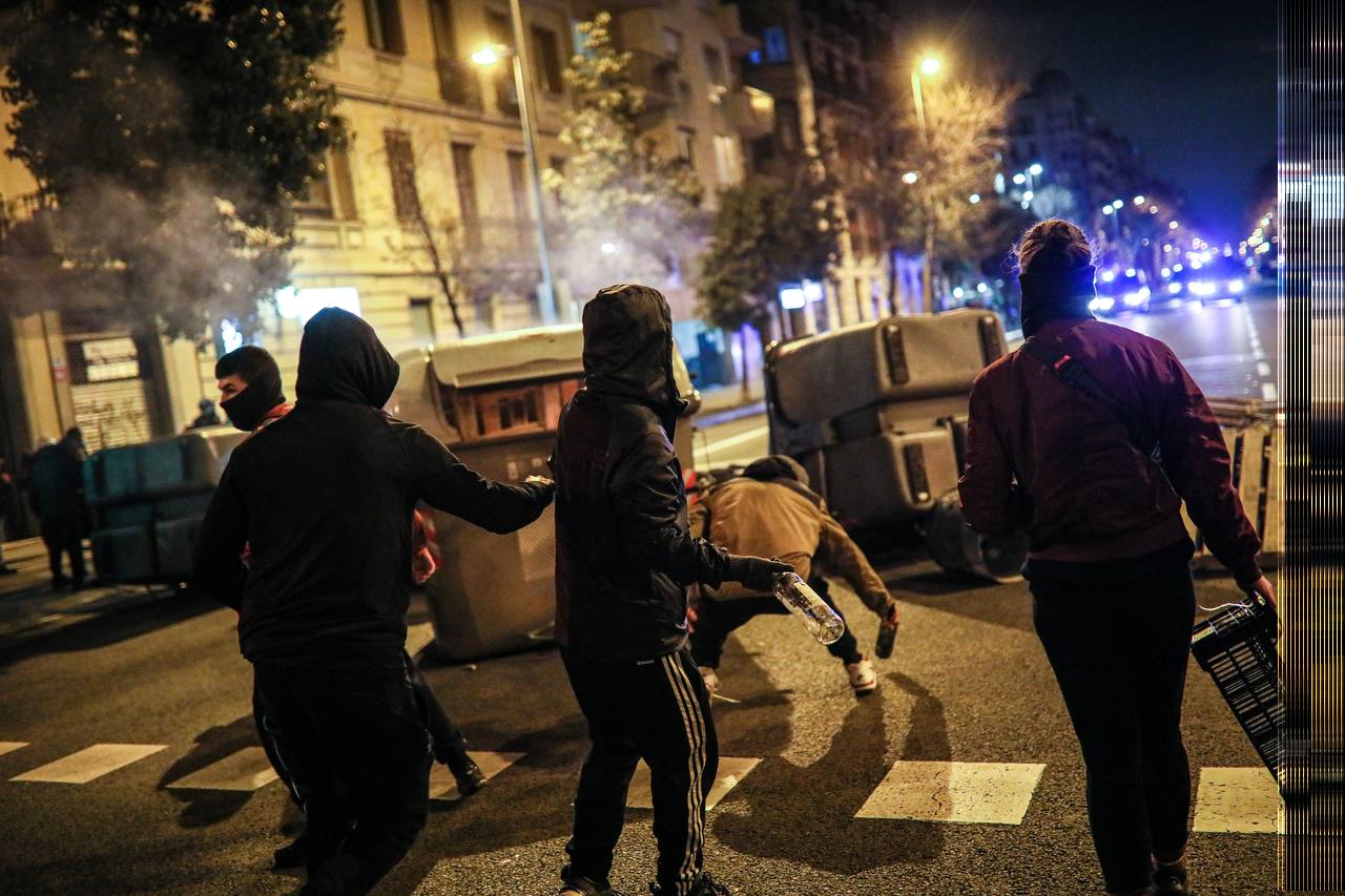 Joves preparen barricades a la Dreta de l'Eixample, la tercera nit d'aldarulls / Jordi Borràs