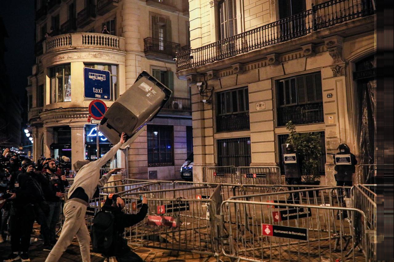 Llançaments contra la Prefectura de Via Laietana, la 6a nit de protestes per Hasél / Jordi Borràs