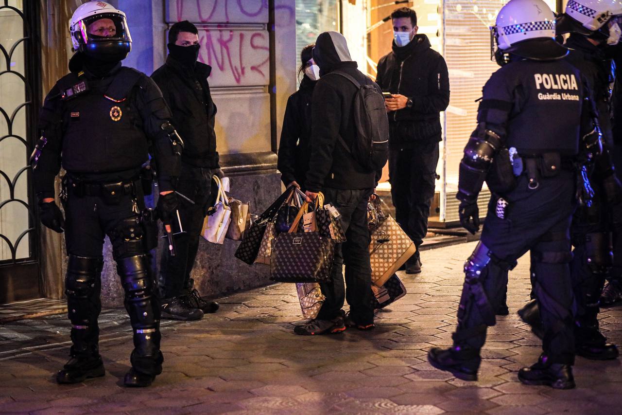 Detingut al passeig de Gràcia després d'un saqueig fallit, la 6a nit de protestes per Hasél / Jordi Borràs