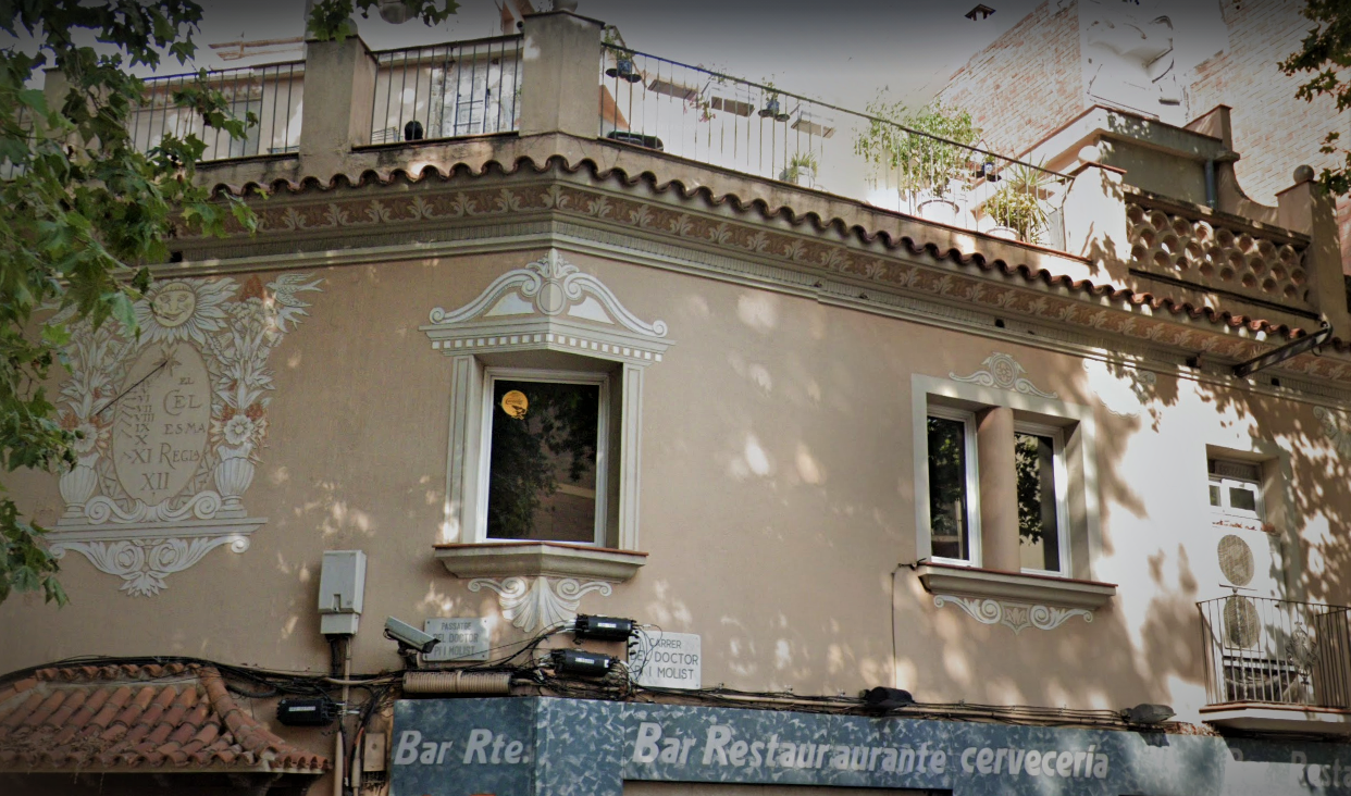 La façana de la casa del rellotge de sol esgrafiat, a Pi i Molist / Google Maps