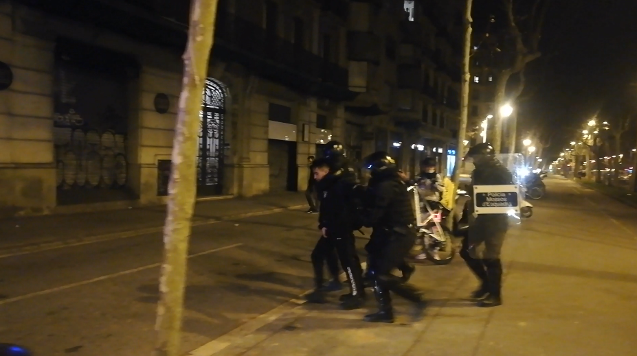 Un detingut per la Brigada Mòbil dels Mossos, la tercera nit d'aldarulls / A.L.