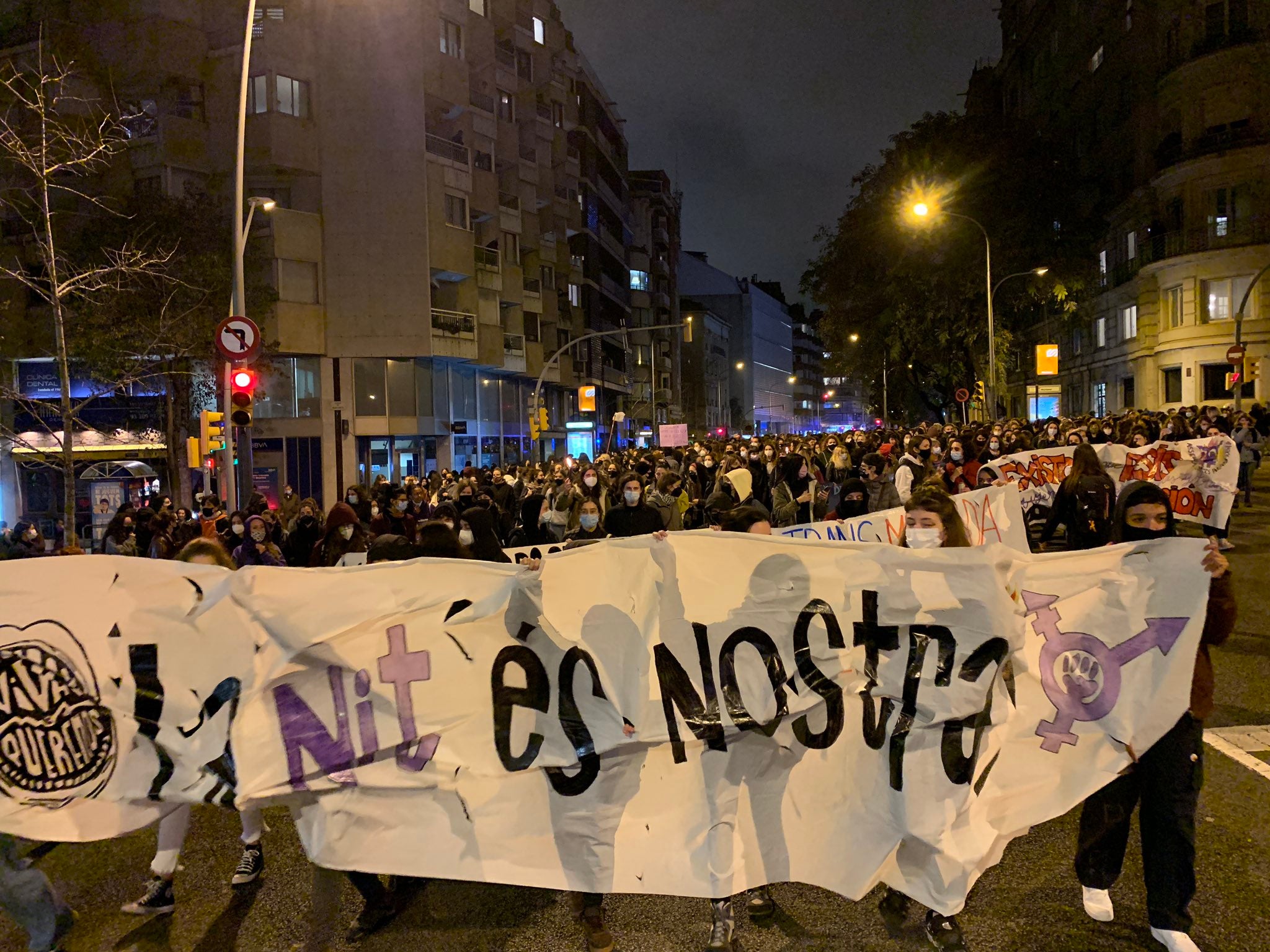 Una marxa nocturna feminista no mixta va acabar amb actes vandàlics / Twitter