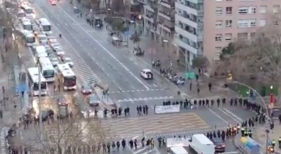 Un centenar de persones ha tallat la Meridiana pel 8M / Twitter