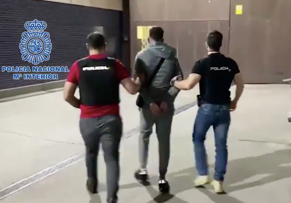 Dos agents de la Policia Nacional escorten un detingut / CNP