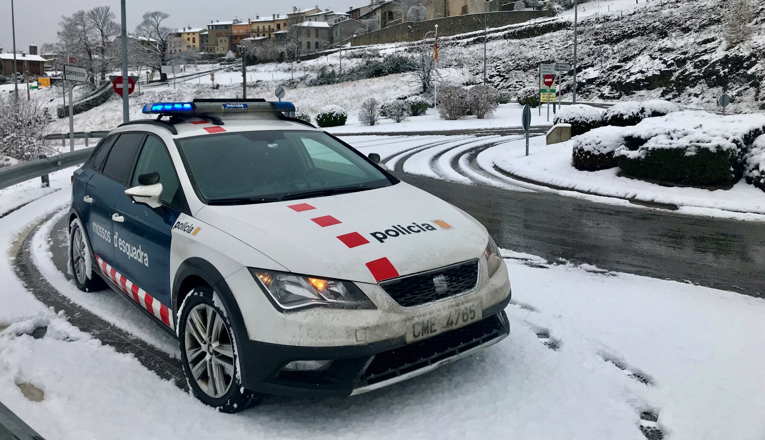 Imatge d'arxiu d'un vehicle dels Mossos en un indret nevat / Mossos