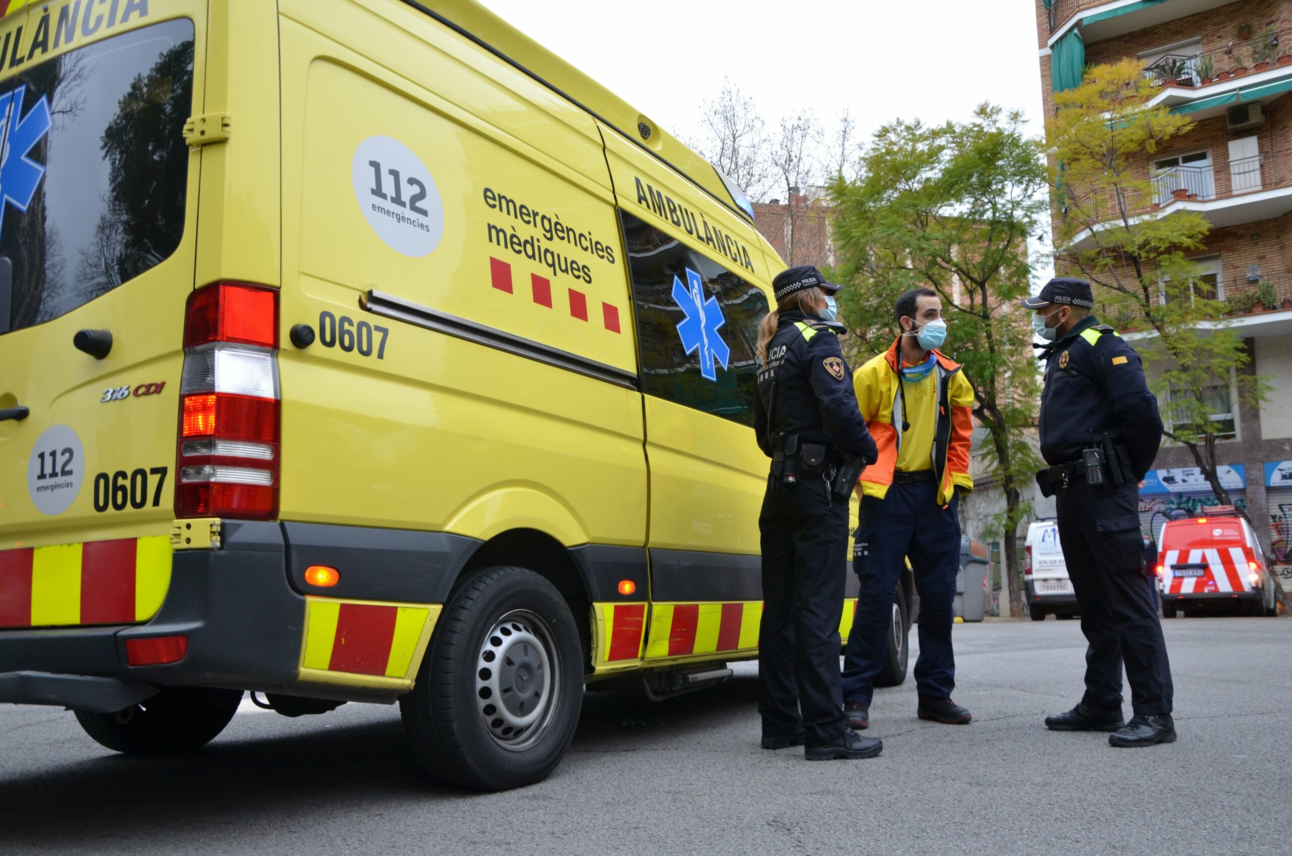 Imatge d'arxiu d'una ambulància i agents de la Guàrdia Urbana / Guàrdia Urbana