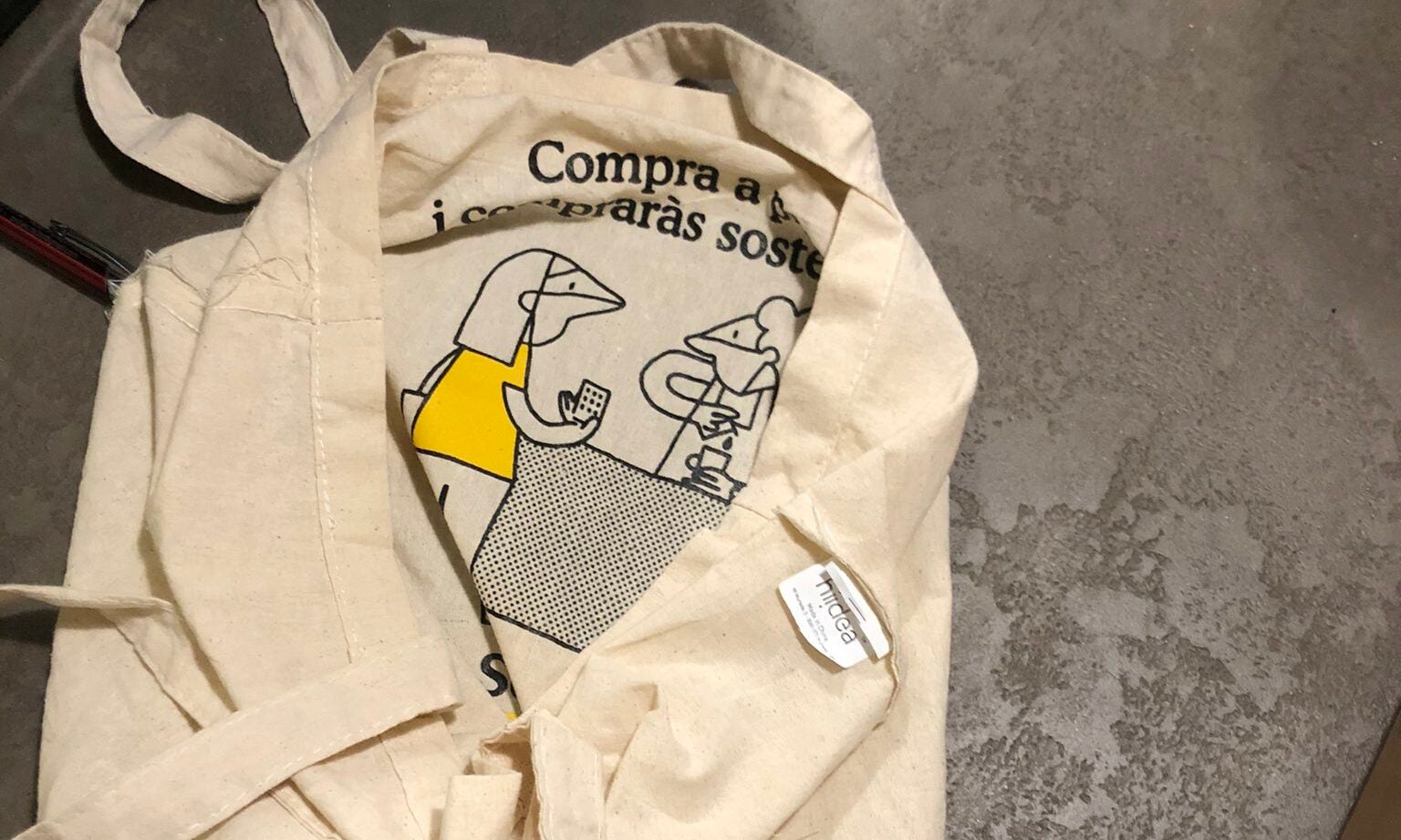 Una bossa promocional de l'Ajuntament per fomentar el comerç de proximitat / Miquel Colomé