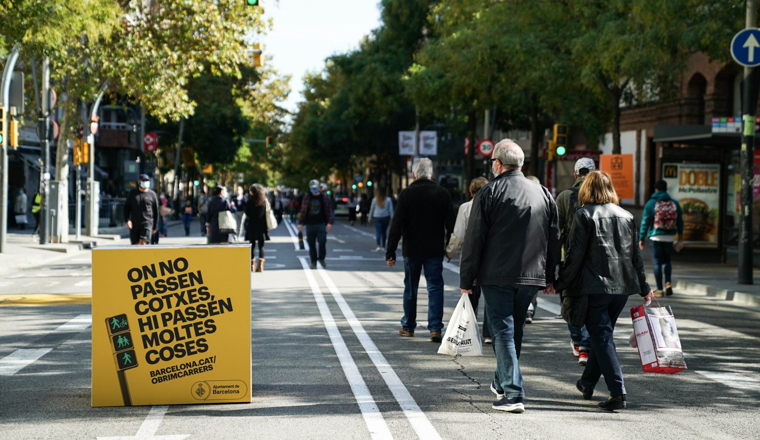 Veïns passejant pel carrer tallat a Sants, en la iniciativa Obrim carrers / Ajuntament