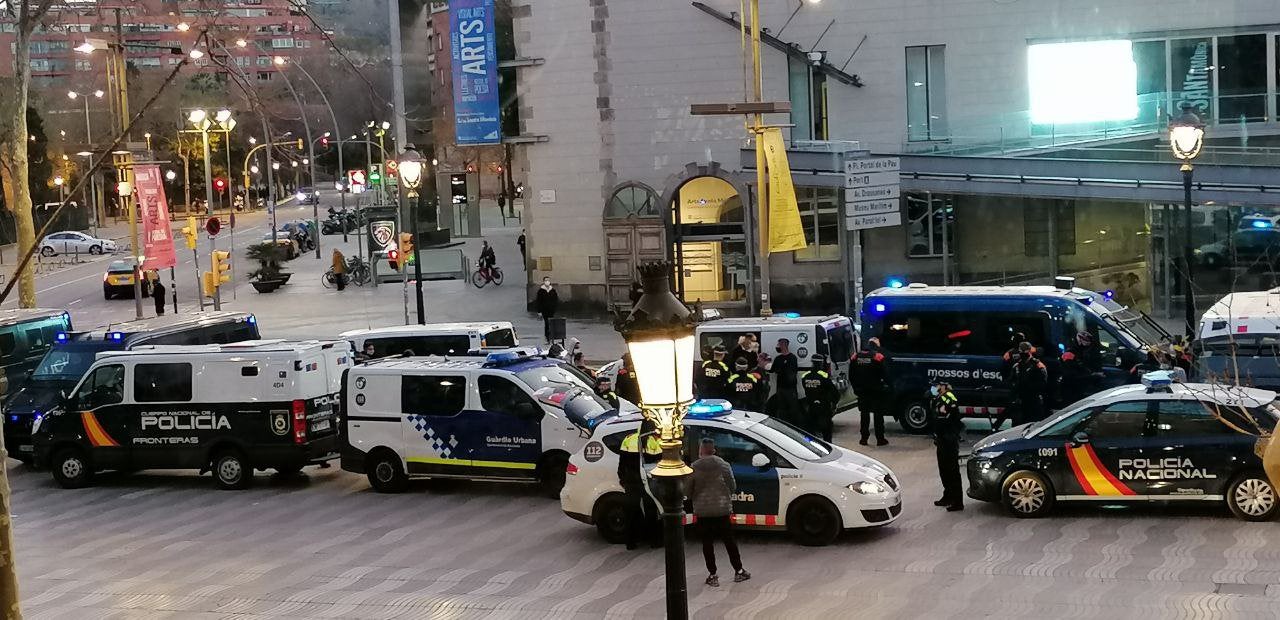 El dispositiu policial de Mossos, Guàrdia Urbana i Policia Nacional desplegat a la Rambla / SOS Racisme