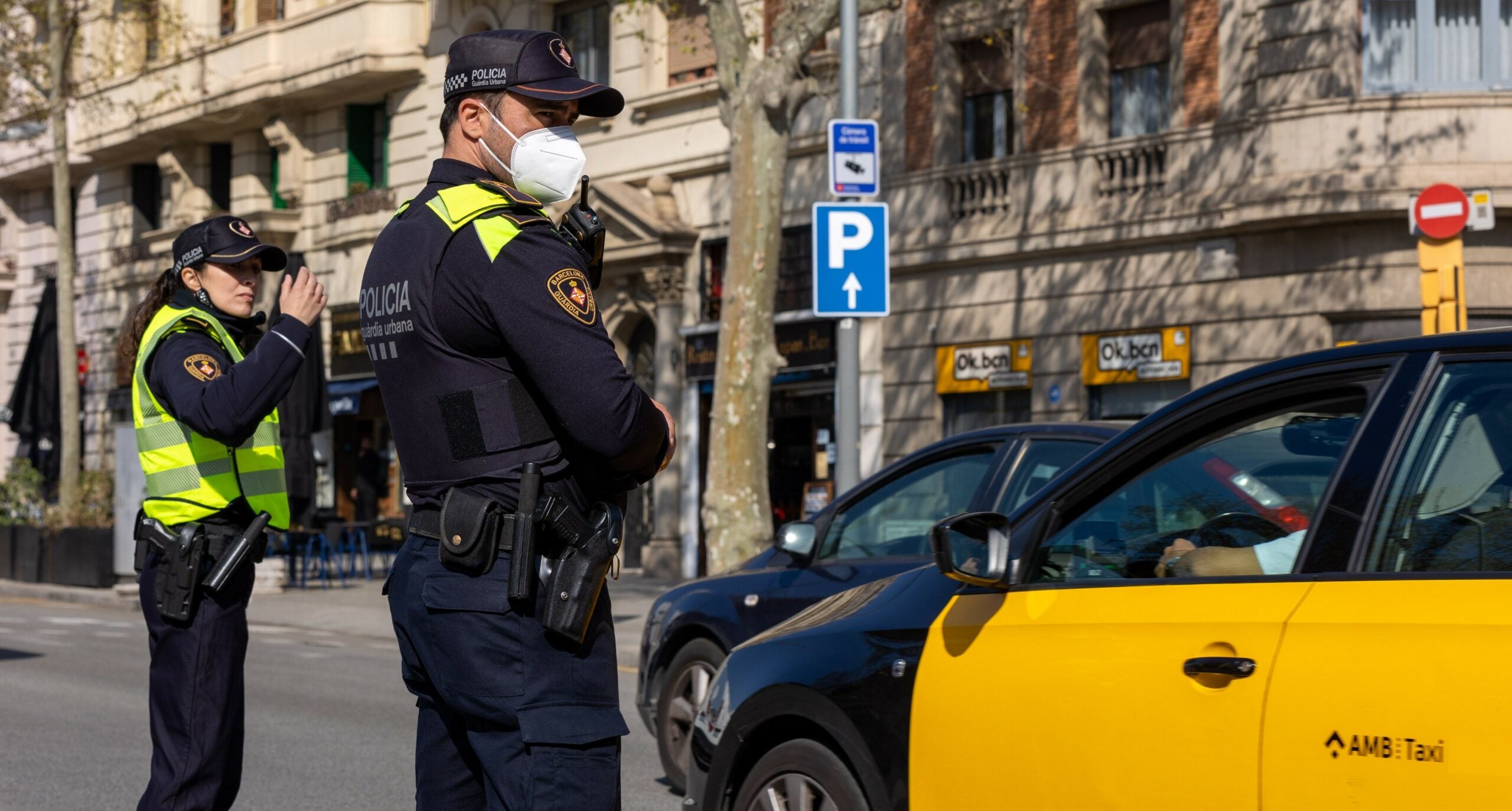 Agents de la Guàrdia Urbana al costat d'un taxi / Guàrdia Urbana