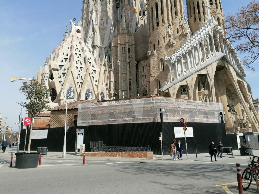 La Sagrada Família enderroca l'edifici parroquial del carrer Sardenya / MMP