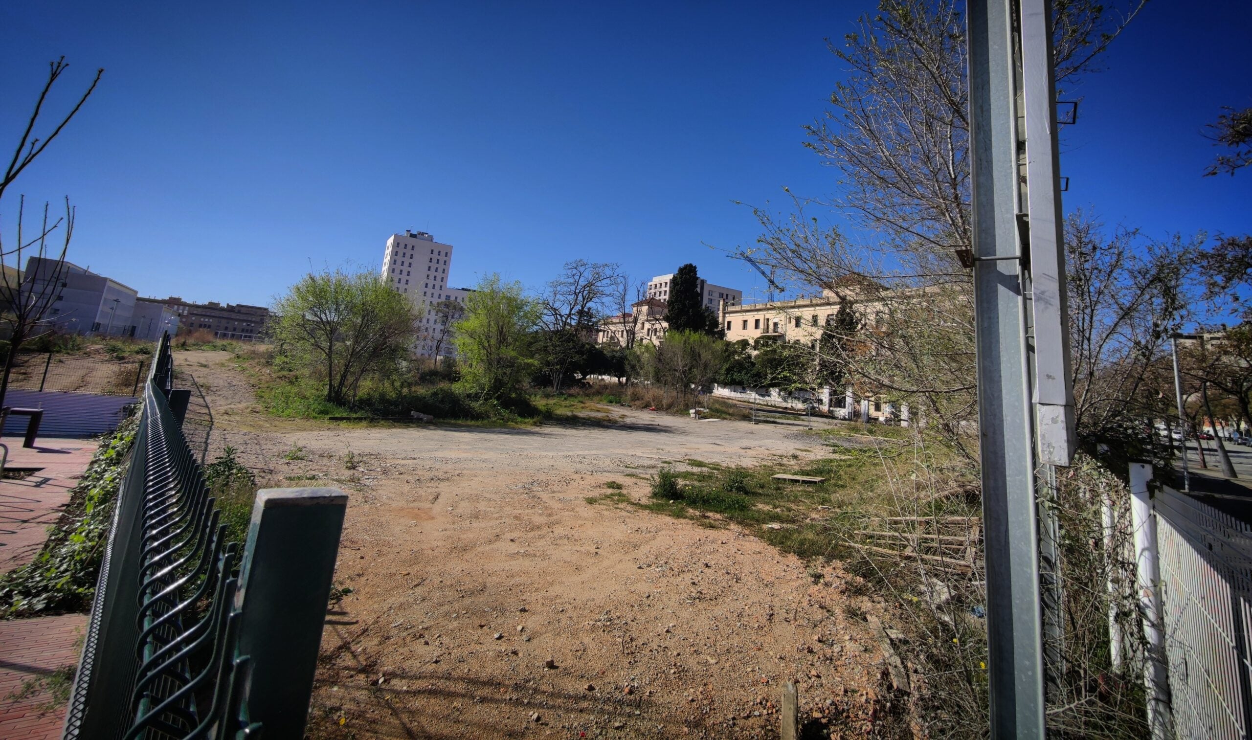 El solar enganxat al local dels legionaris, a les Casernes de Sant Andreu / D.C.