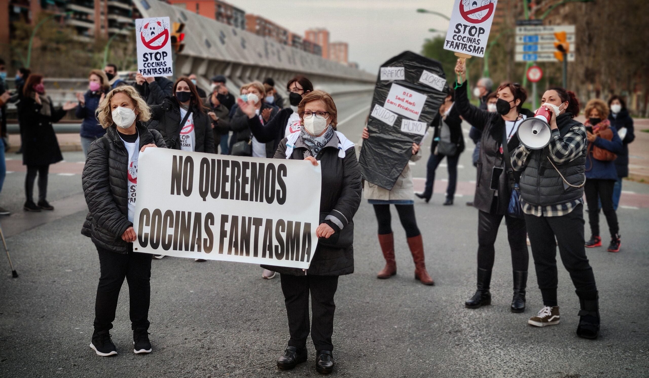 Tall de trànsit a la Gran Via contra un projecte de macrocuina / David Cobo