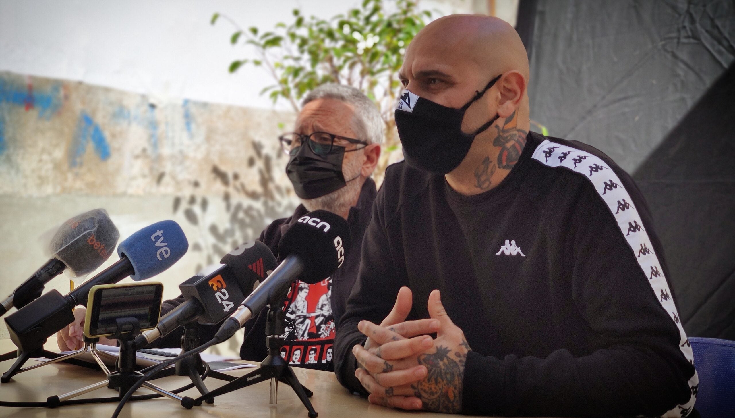 Ferran Aguiló i Santi González, del Gimnàs Social Sant Pau, en roda de premsa / D.C.