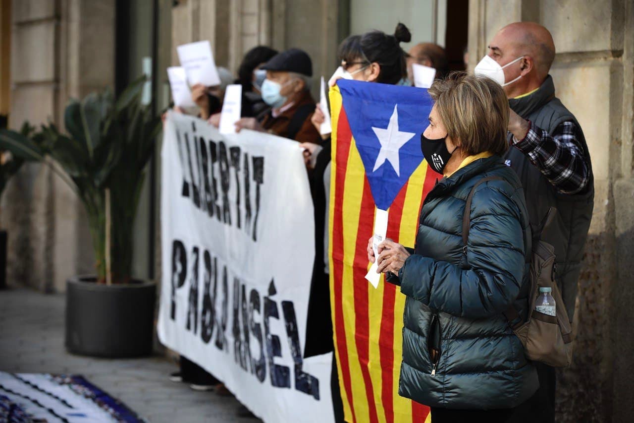 Una vintena d'activistes han ocupat la delegació de la UE per reclamar la llibertat de Pablo Hasél / Jordi Play