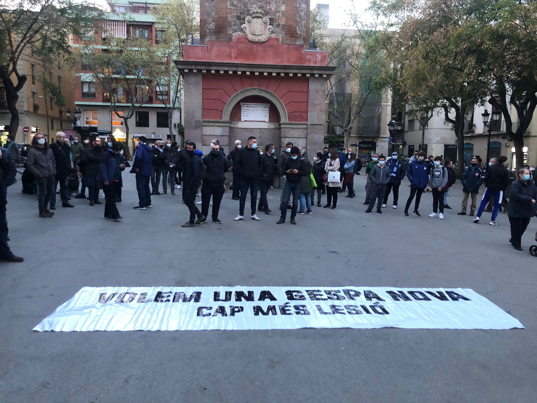 Protesta per reclamar un canvi de gespa a l'Europa / Cedida