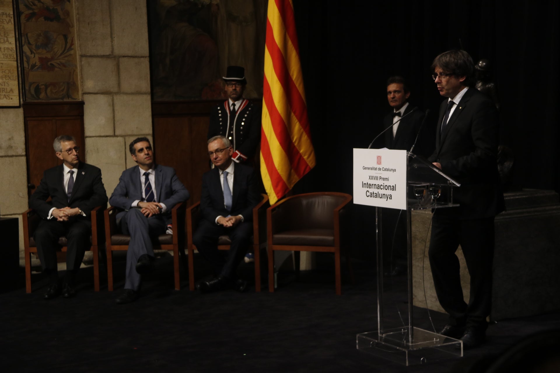 El president Carles Puigdemont, un dels polítics que el coneixia de prop, i el mateix Baselga de fons, en imatge d'arxiu / ACN