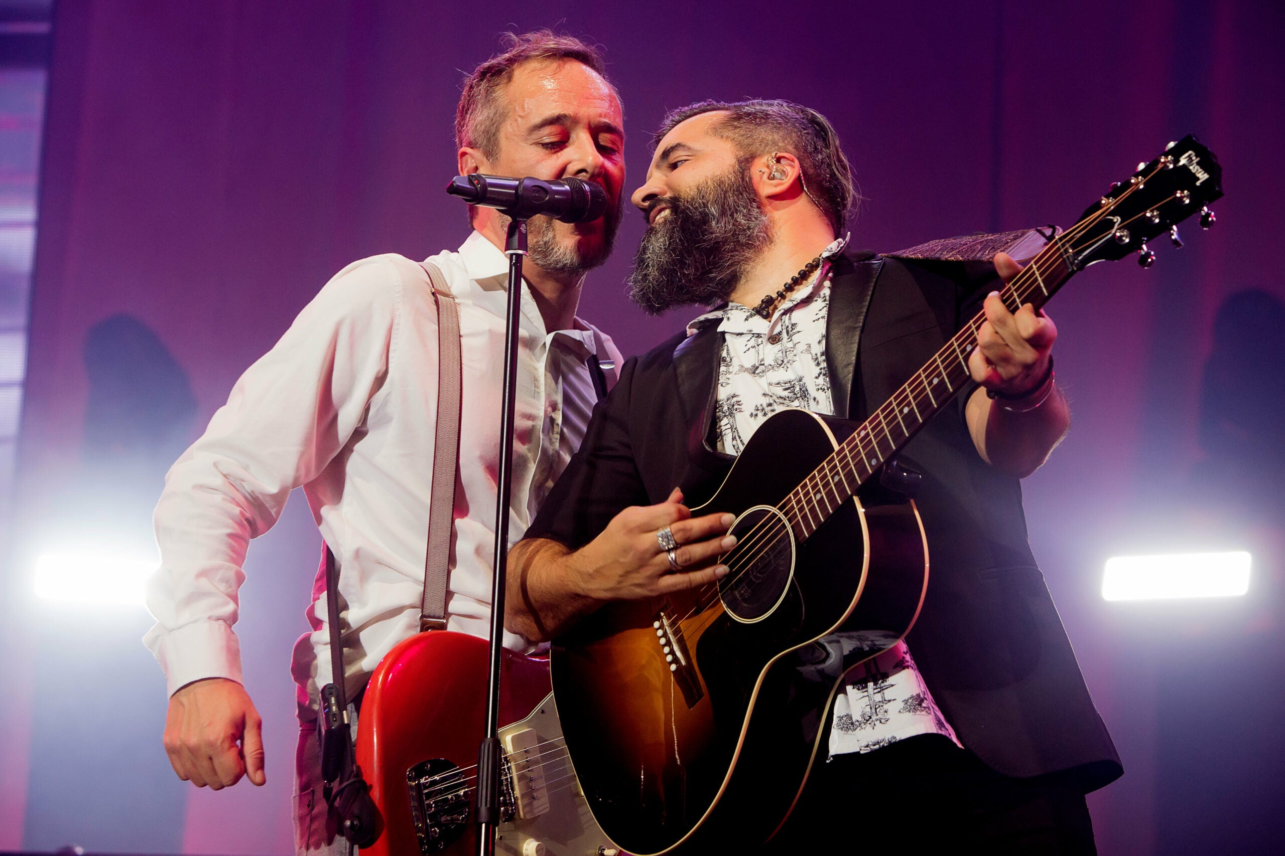 El cantant dels Love of Lesbian Santi Balmes acompanyat pel guitarrista Julián Saldarriaga / ACN