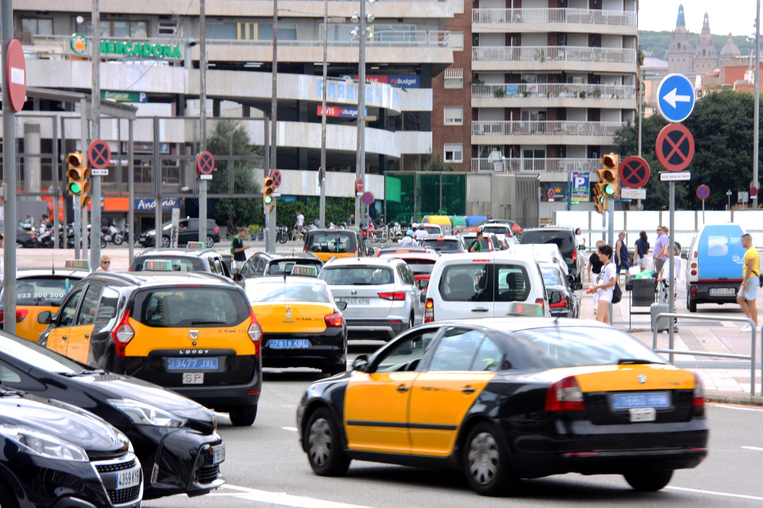 Diversos taxis davant l'Estació de Sants de Barcelona / ACN