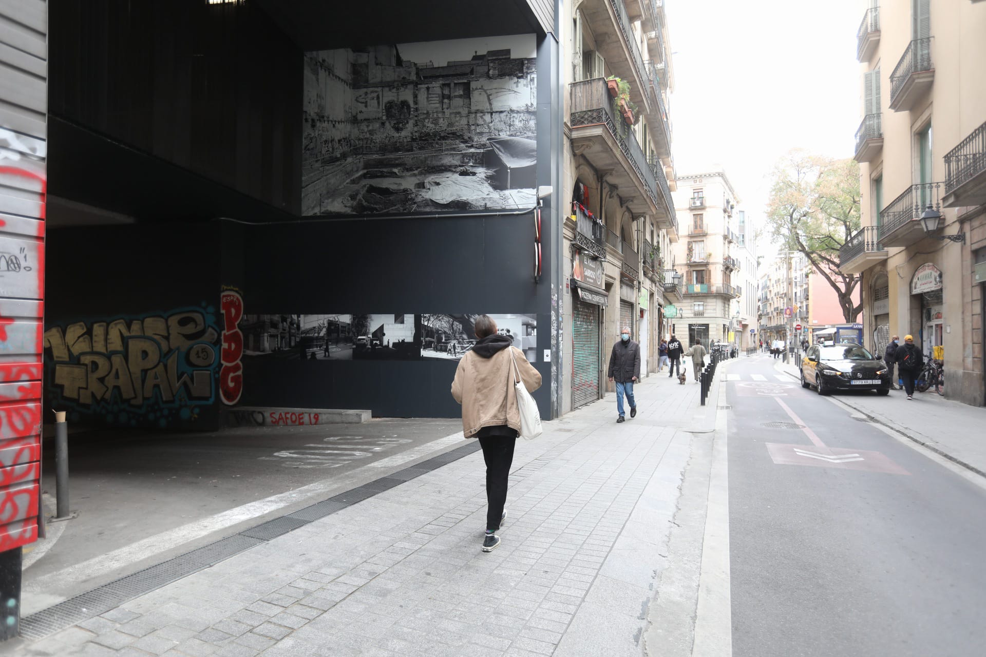 Fris fotogràfic en un pàrquing de la plaça Gardunya, part del projecte 'Àngels nous' / ACN