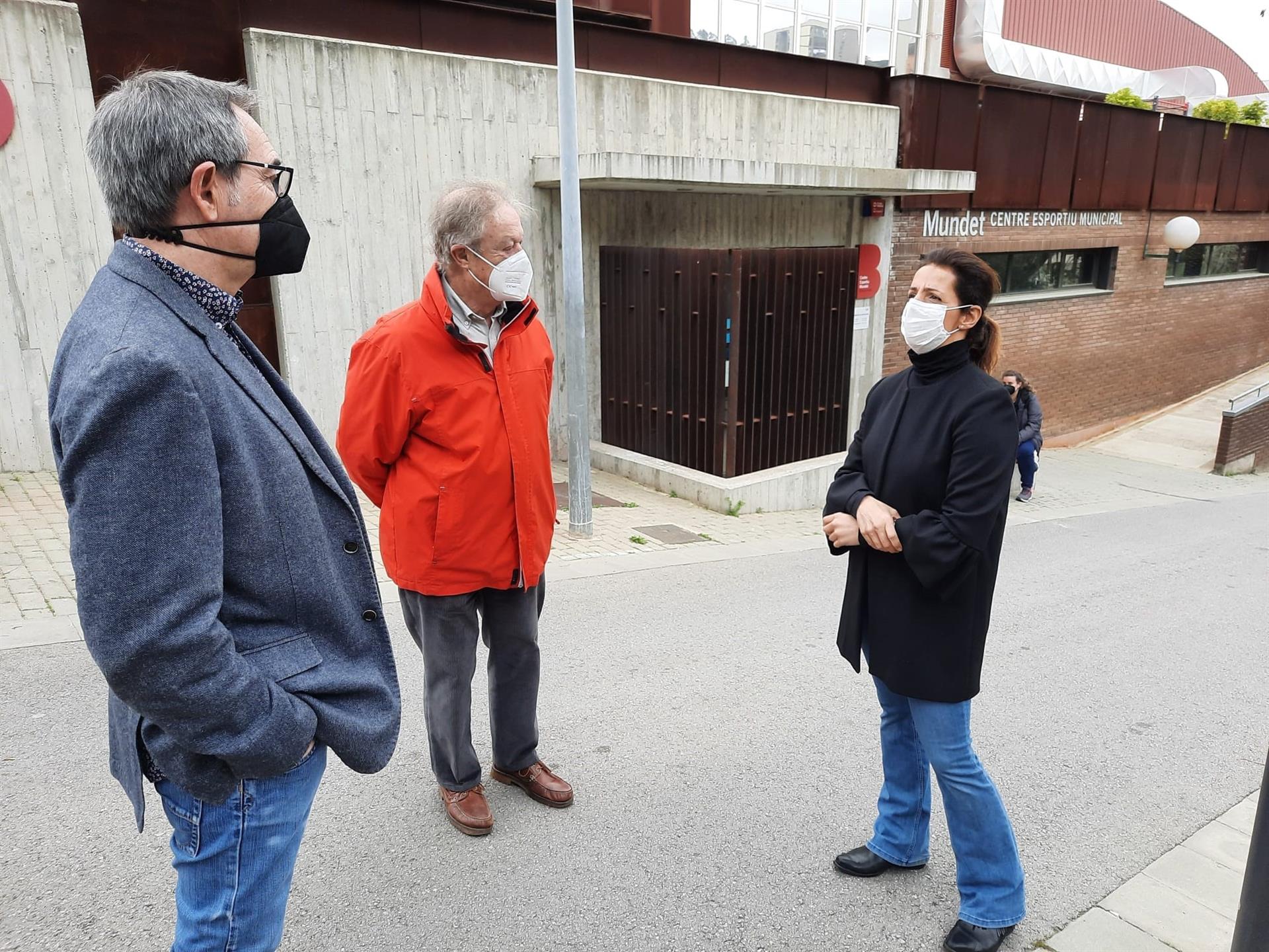 La portaveu adjunta de JxCat, Francina Vila, durant la visita al CEM Mundet / JxCat