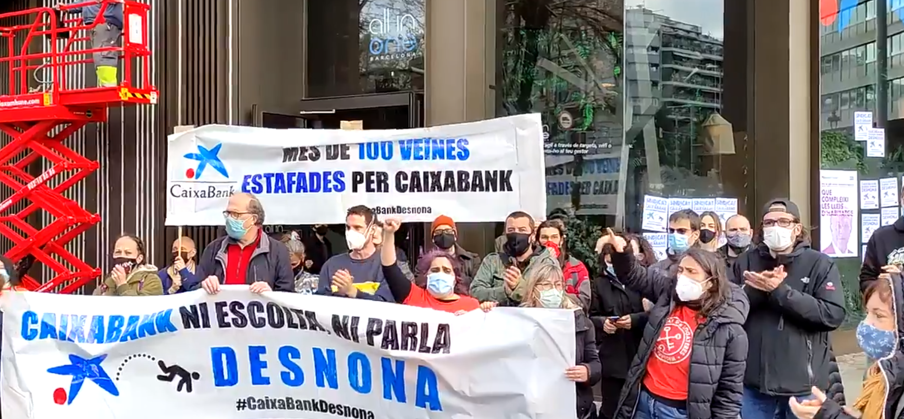 La protesta de llogaters a Francesc Macià, davant de Caixabank, aquesta tarda / Sindicat de Llogateres