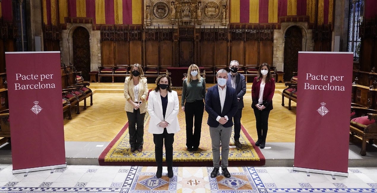 Els representants polítics presents a l'acte del Pacte per Barcelona / Ajuntament