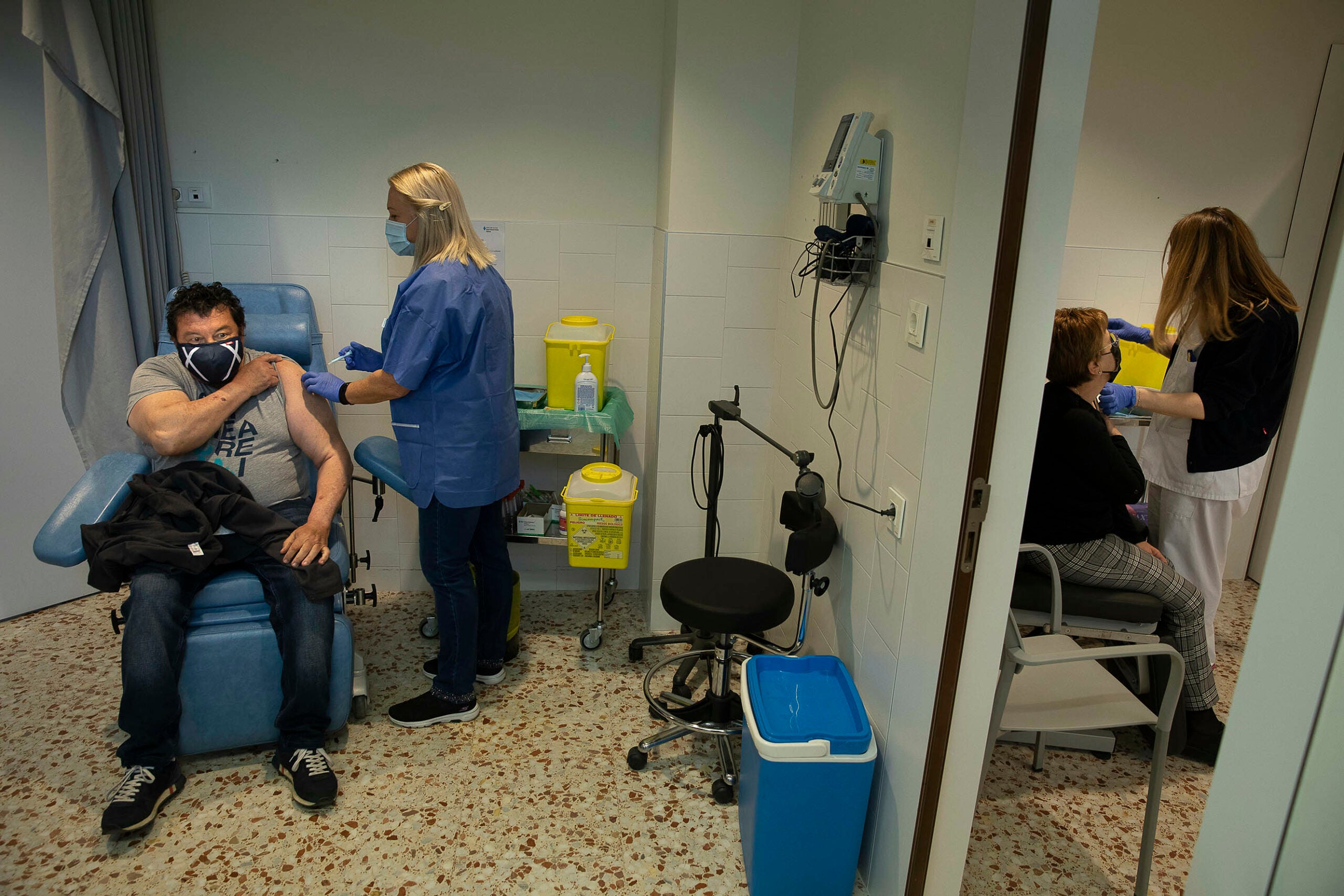 15.04.2021, Barcelona
Vacunació contra la Covid-19 al CUAP Casernes de Sant Andreu. Menors de 70 anys, amb la vacuna AstraZeneca.
foto: Jordi Play