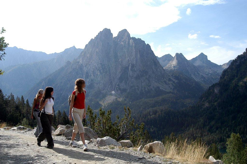 Dues excursionistes fent senderisme al Parc Nacional d'Aigüestortes, Pallars Sobirà / Jordi Pou