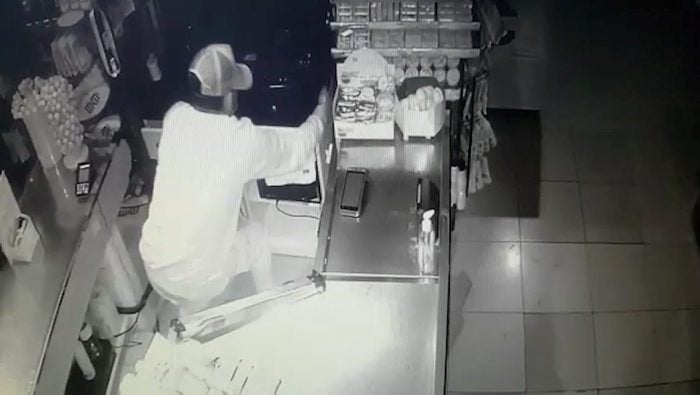 El lladre, enxampat per una càmera de seguretat / CME