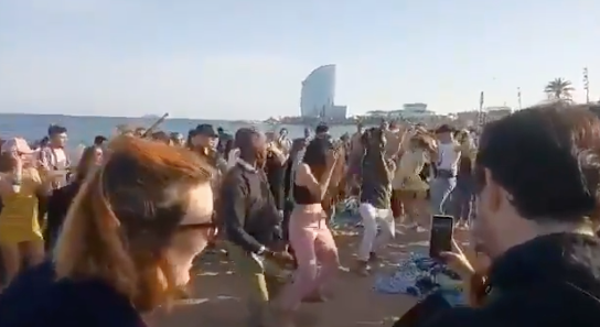 Unes 80 persones van ser desallotjades de la Barceloneta / Twitter