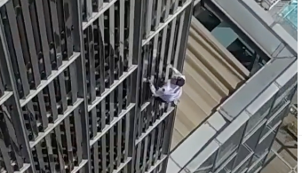 Un home escala sense cordes l'Hotel Meliá Barcelona Sky / Instagram