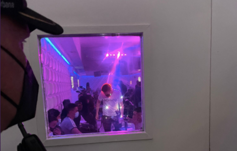 Un agent de la Guàrdia Urbana abans d'entrar al local sancionat / GUB