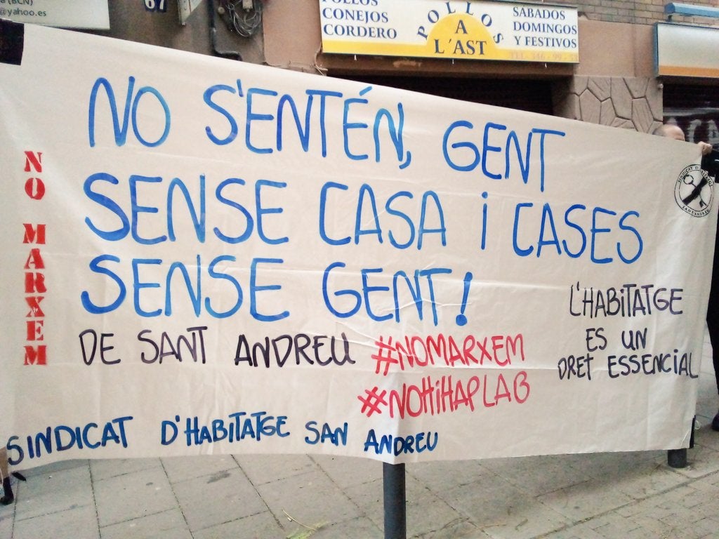 Desenes de veïns s'han concentrat a Sant Andreu per intentar evitar un nou desnonament / STA