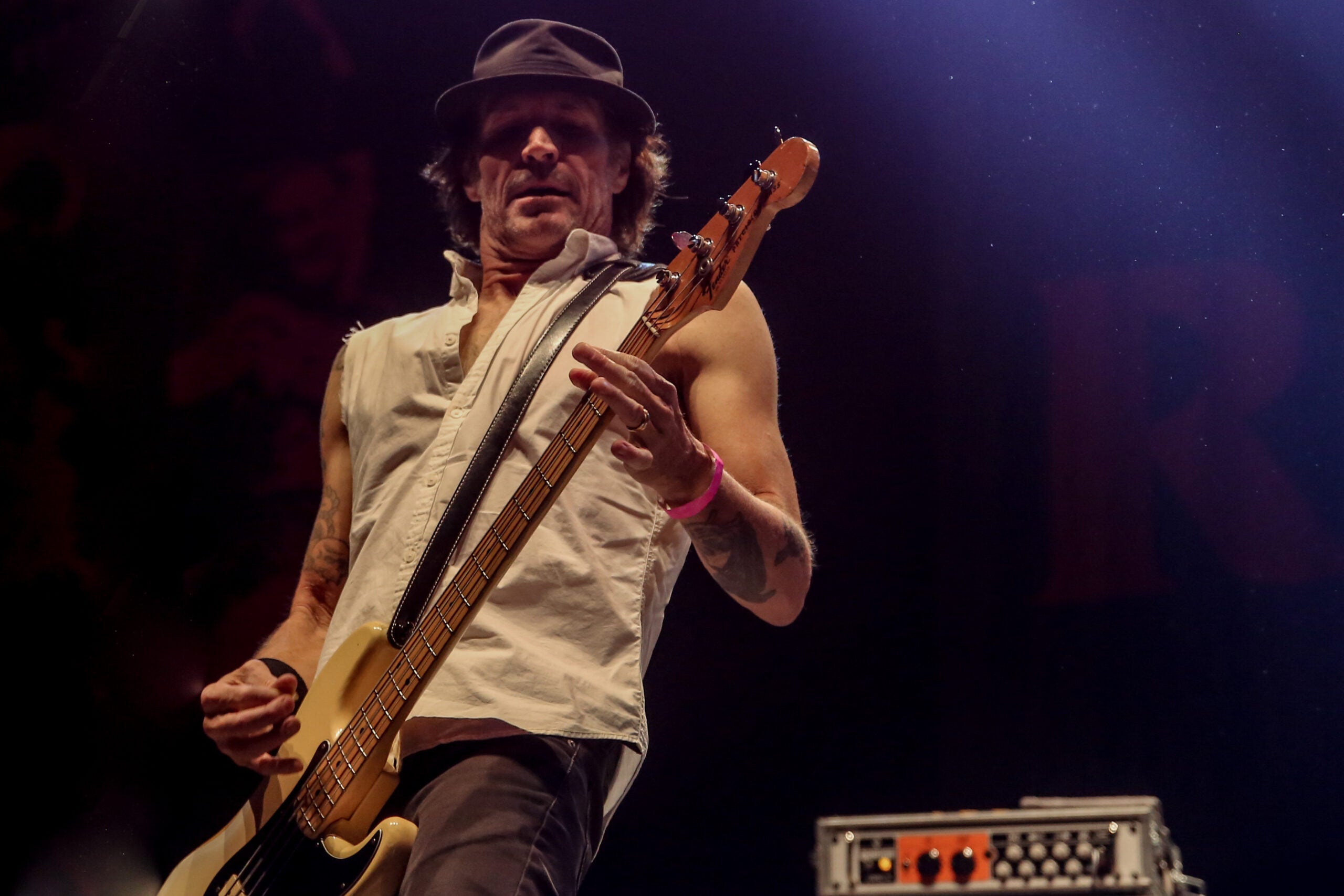 El baixista de Bad Religion, Jay Bentley, toca durant una actuació del grup / Europa Press