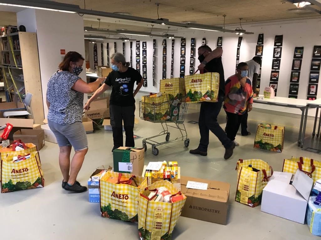 Membres de la Xarxa de Suport Mutu Clot-Camp de l'Arpa durant un repartiment d'aliments / Arxiu