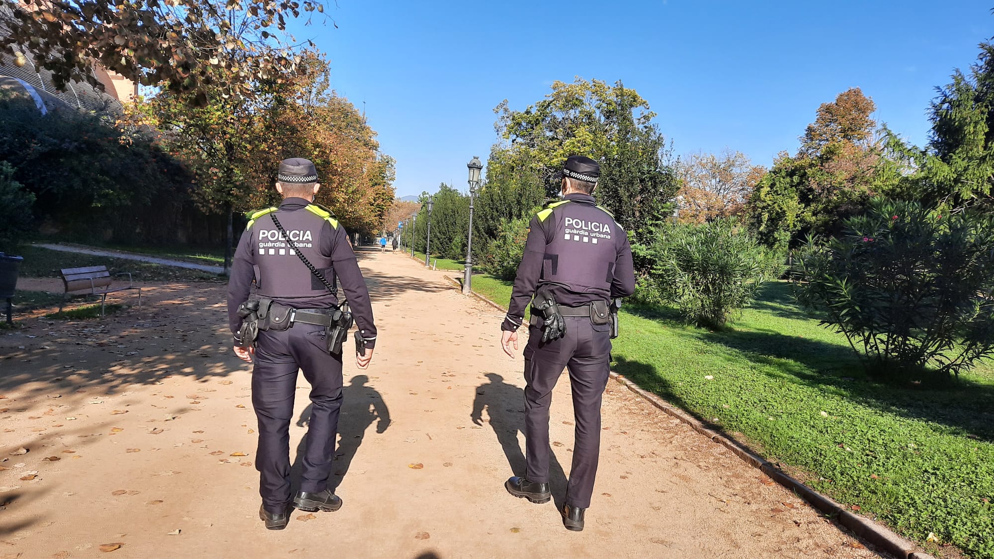 Dos agents de la Urbana en un parc / GUB