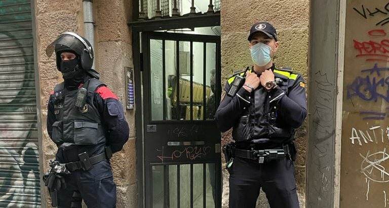 Els Mossos i la Guàrdia Urbana han desmantellat un pis ocupat del Raval on es venia droga / GUB