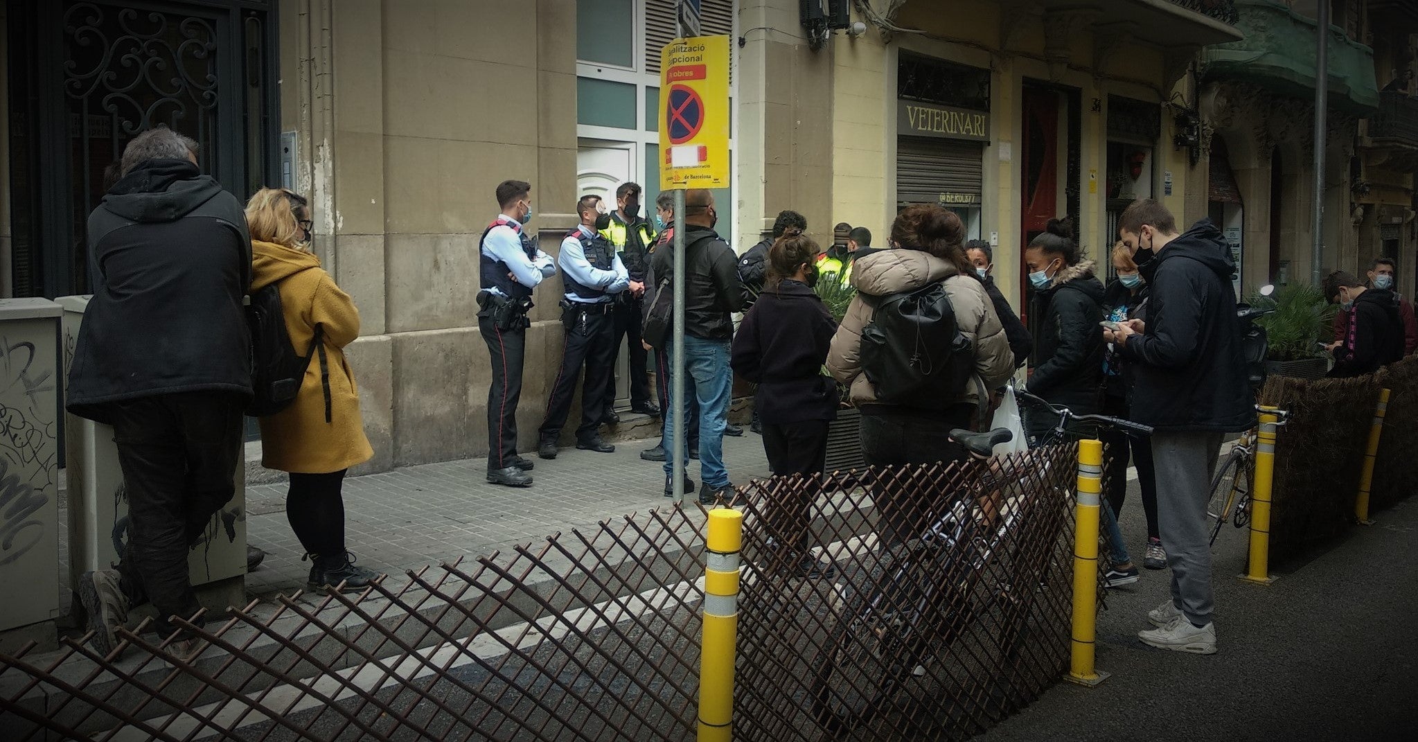 Policia, Desokupa i activistes a la porta del pis a desnonar / Sindicat de Barri del Poble-sec