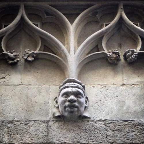Rostre d'un subsaharià esculpit en una façana del Palau de la Generalitat / Pau Moncho