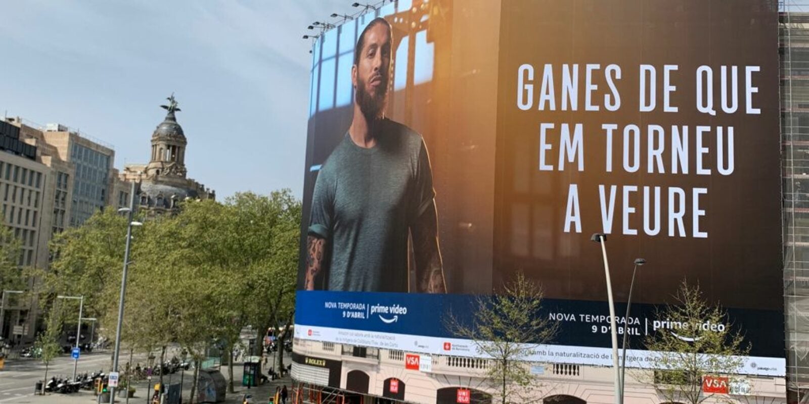 La pancarta d'Amazon i Ramos | El Món