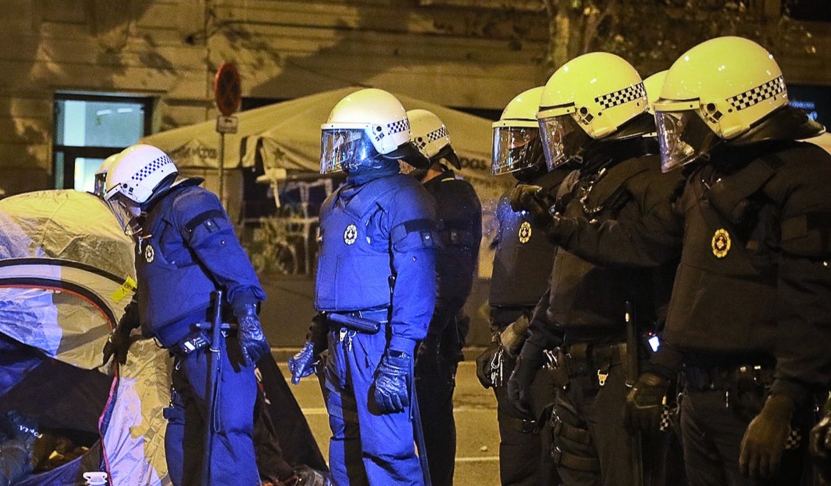 Agents de la UREP de la Guàrdia Urbana, durant el desallotjament de l'acampada de plaça Universitat / Jordi Borràs